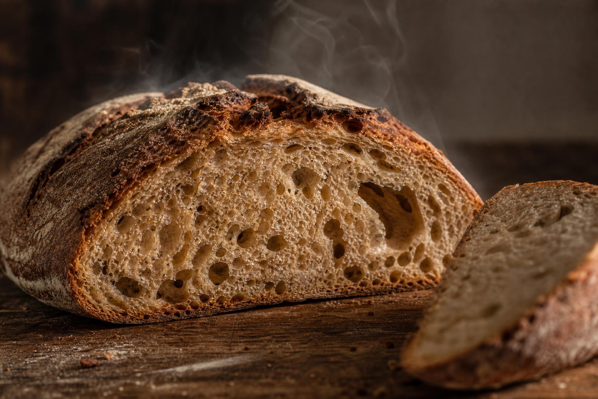 Frisch gebackenes, aufgeschnittenes Brot mit aufsteigendem Dampf